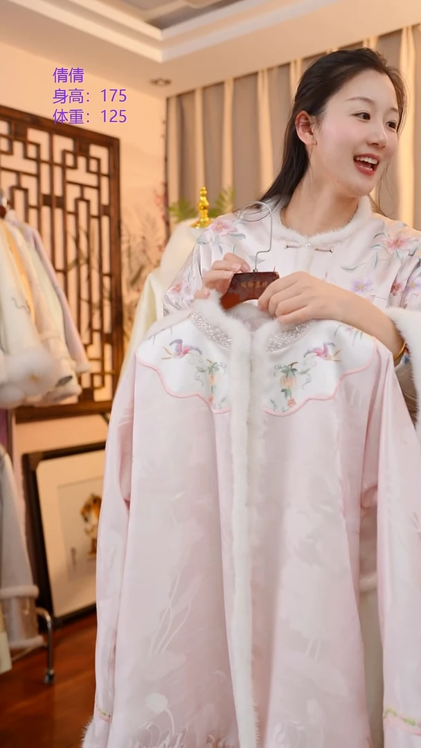 刺绣非遗服饰一物一件