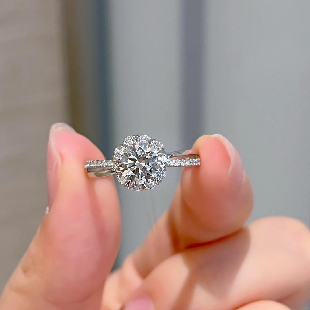 实验室培育钻石PT950铂金一克拉众星捧月女戒D VVS带IGI证书