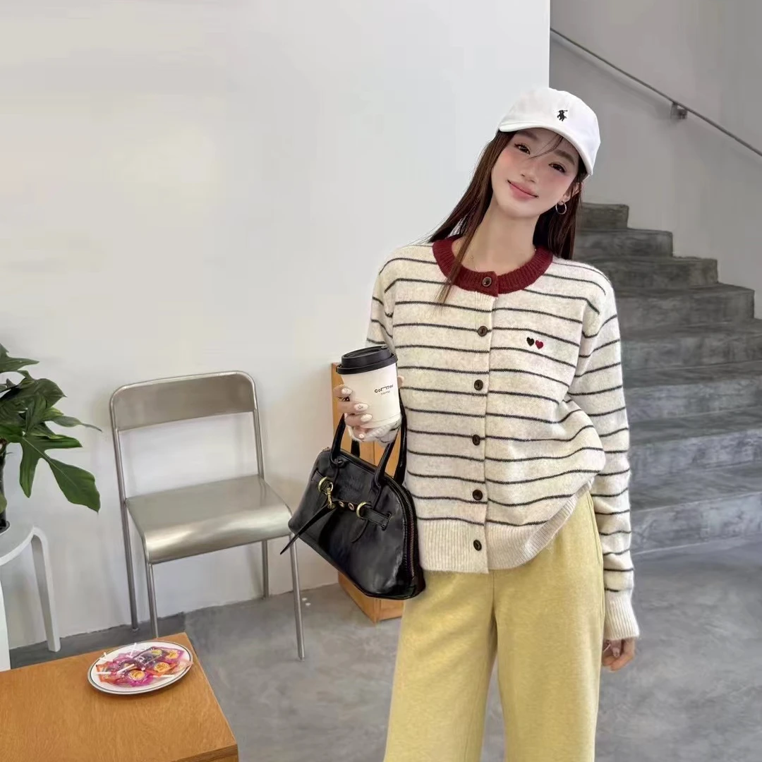 2025春季新款圆领撞色条纹爱心刺绣针织开衫916