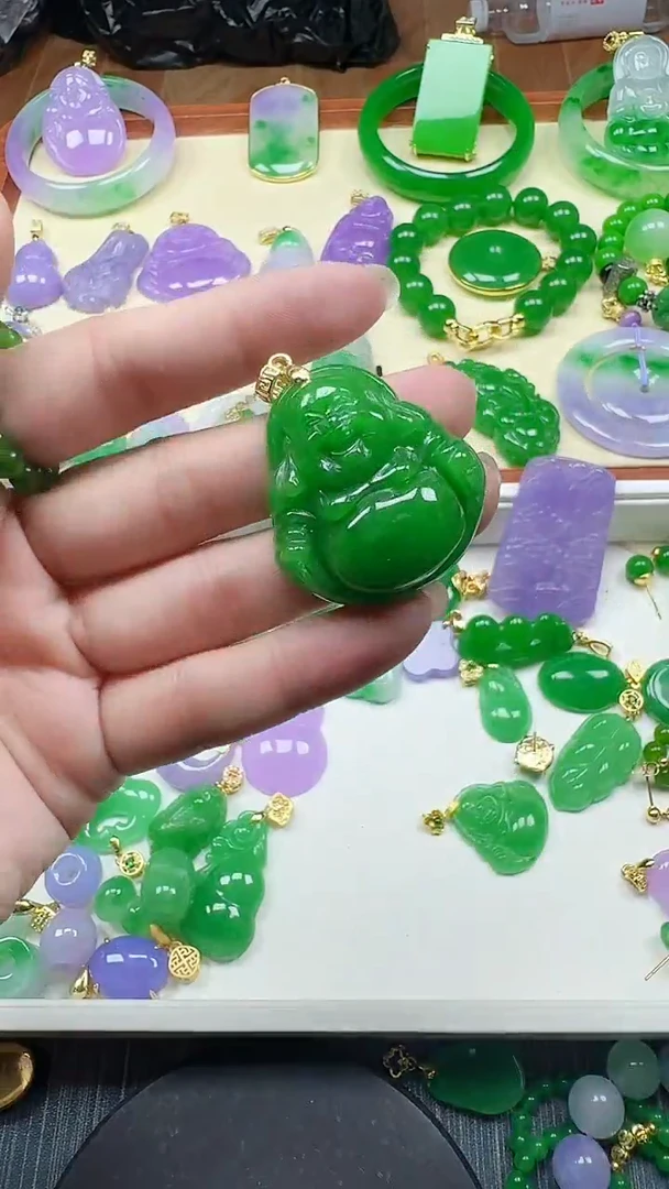 颈饰未镶嵌翡翠绿大佛