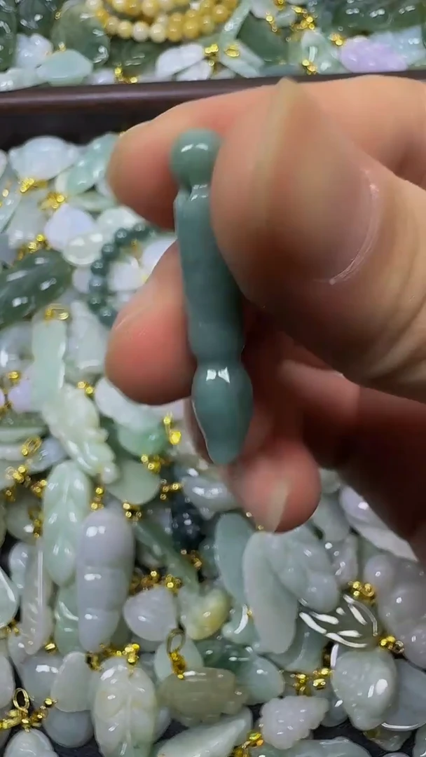 颈饰未镶嵌翡翠颈饰未嵌镶翡翠