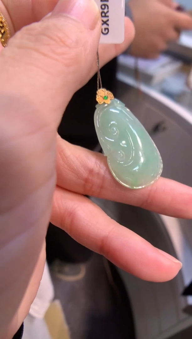 颈饰18K金镶嵌翡翠如意