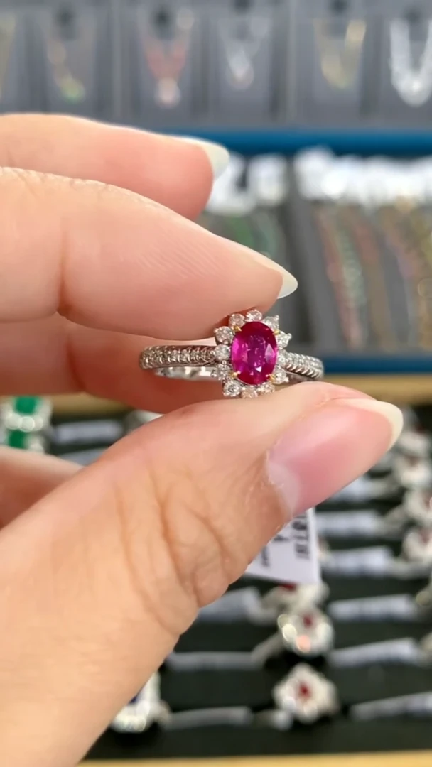 18K金镶嵌戒指红宝石0.8克拉