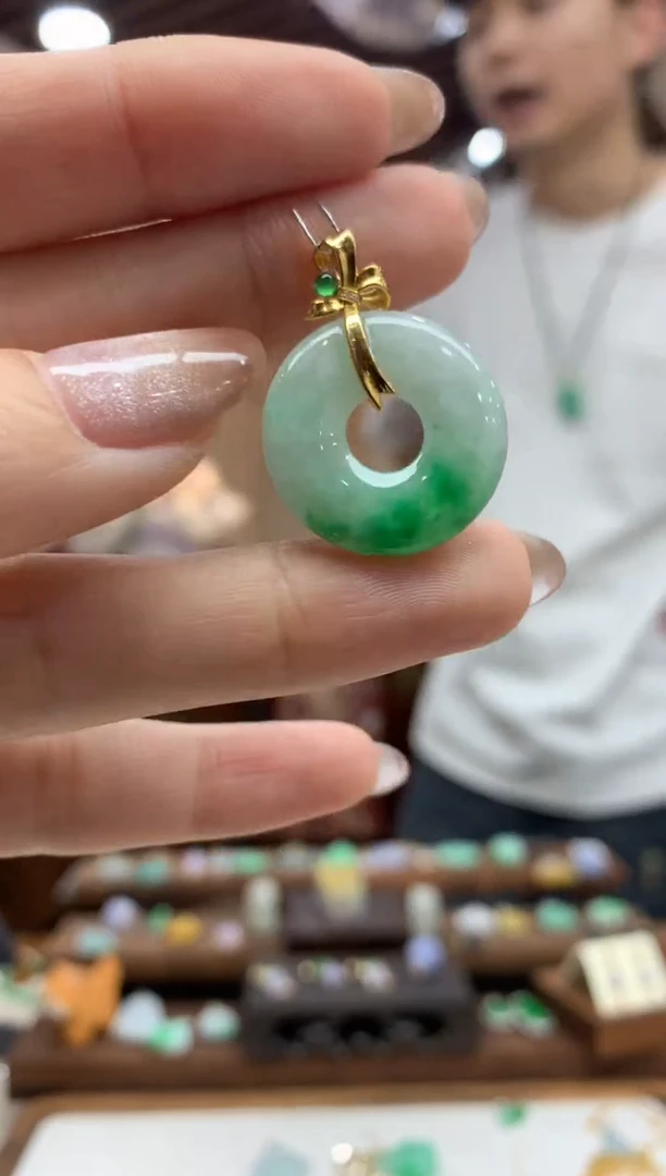 【闪购商品】翡翠吊坠(不含链)18K金镶嵌甜甜圈