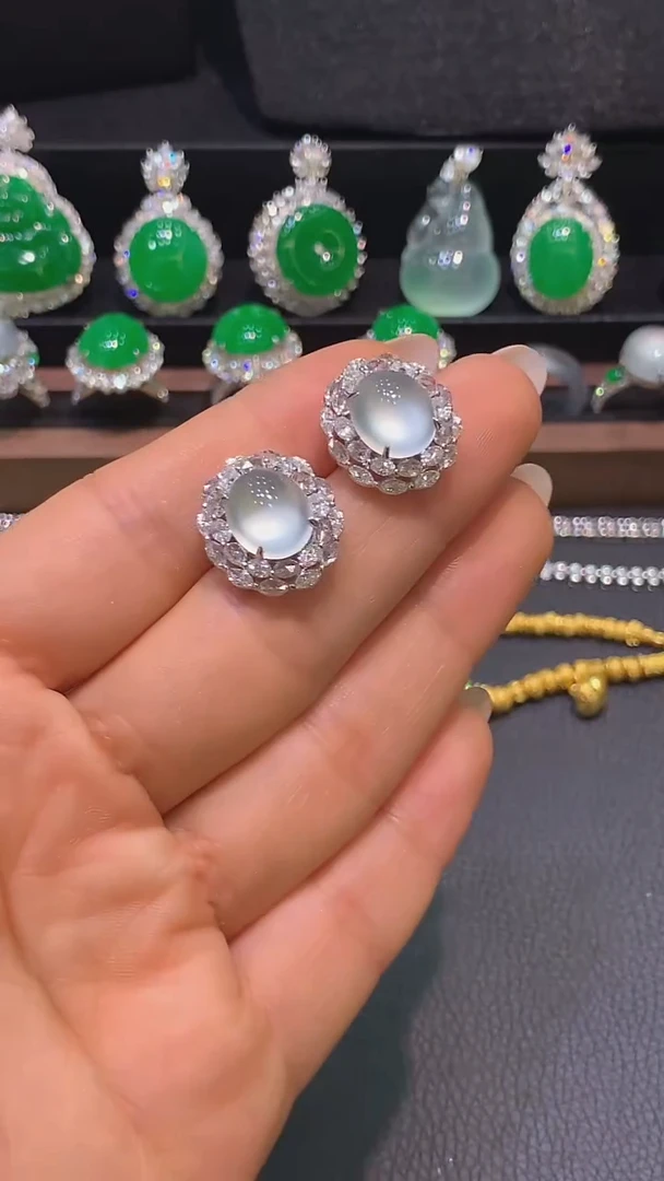 18K金镶嵌翡翠耳饰耳钉