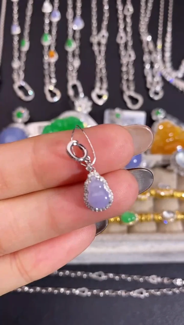 颈饰18K金镶嵌翡翠吊坠