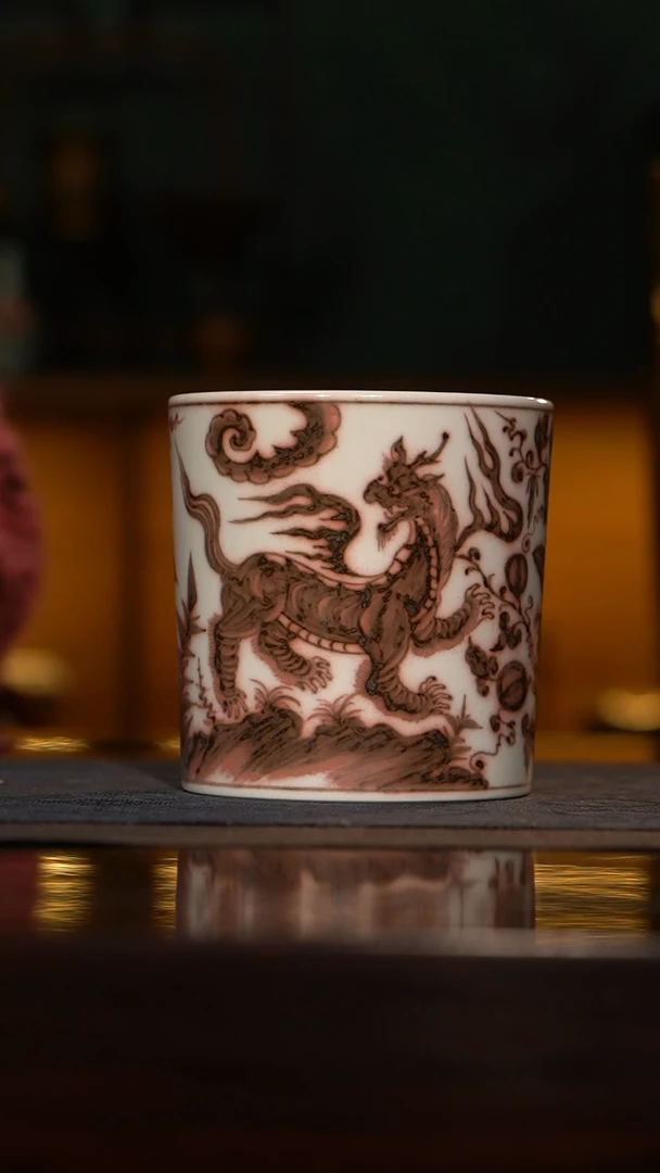 【闪购商品】瓷片克勤堂 釉里红獬豸笔筒