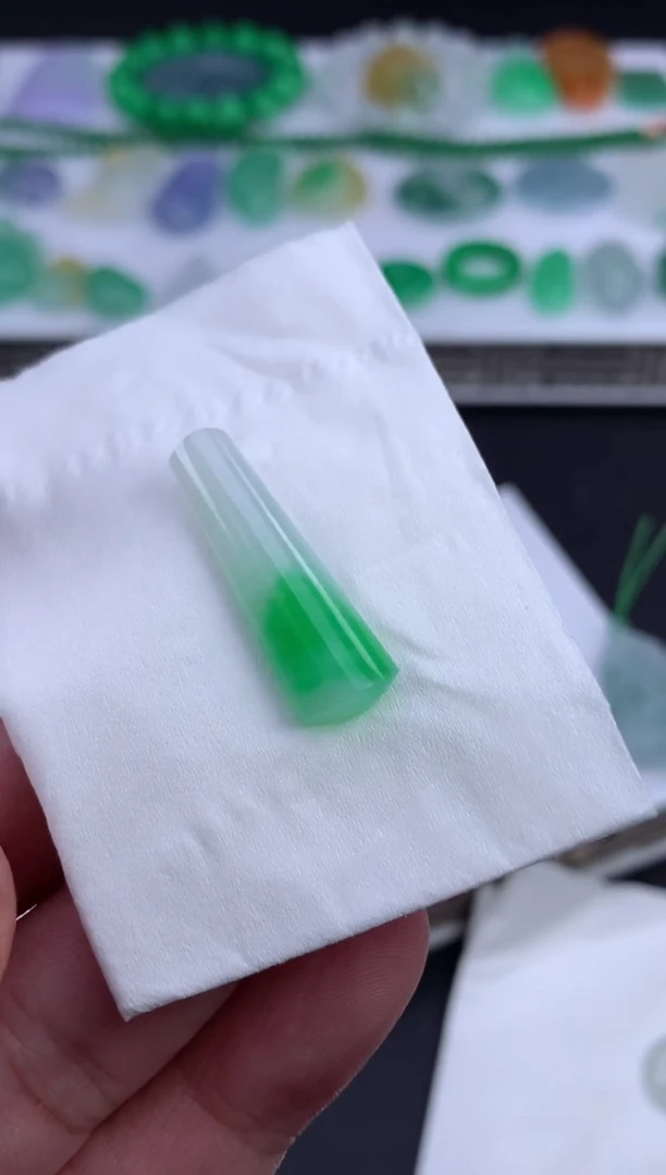 未镶嵌定制翡翠快**笑翡翠