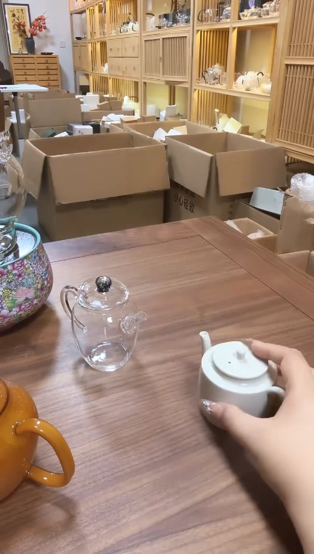 ?****l白色陶瓷小壶