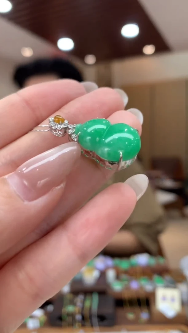 吊坠(不含链)18K金镶嵌翡翠葫芦