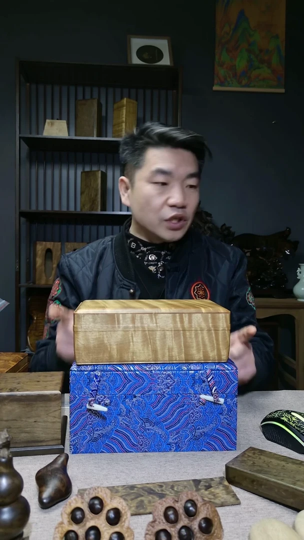 金丝楠飞*金丝楠木龙胆纹文房手捧盒