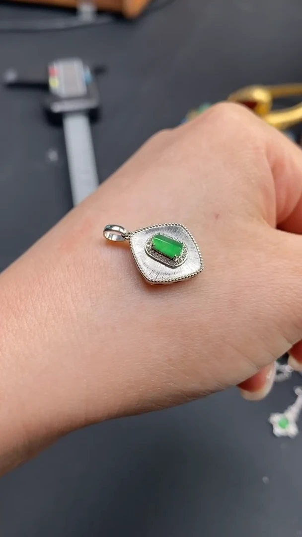 翡翠18K金镶嵌吊坠(不含链)亮田阳绿戒面吊坠