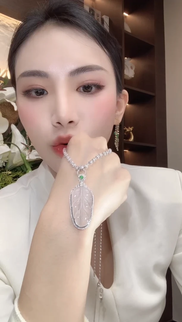 吊坠(不含链)18K金镶嵌翡翠九***心A31