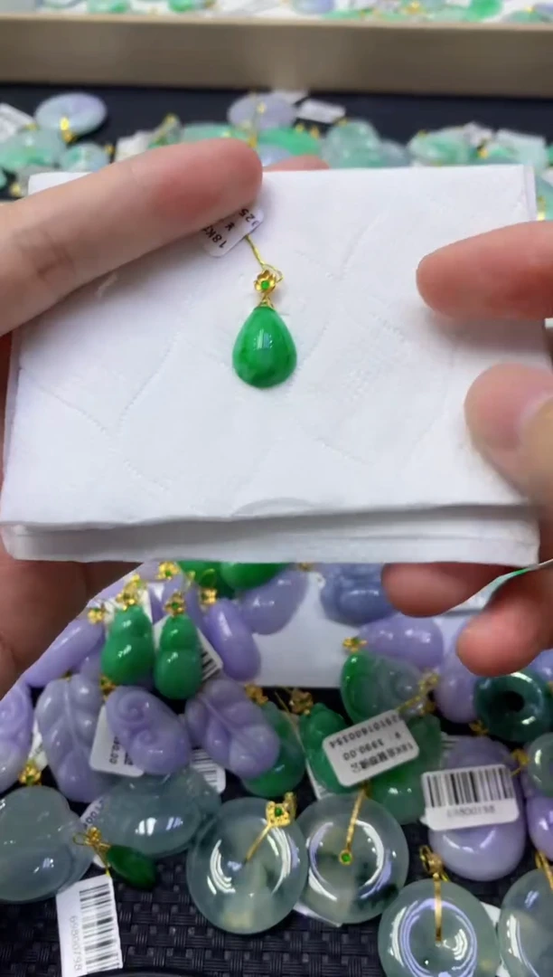 颈饰18K金镶嵌翡翠天然缅甸翡翠A货