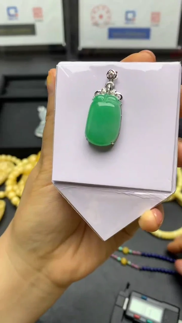 颈饰18K金镶嵌翡翠满绿福瓜