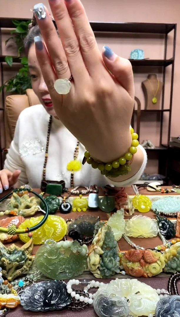 未镶嵌岫玉吊坠多样性发货发其中之一