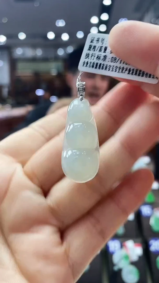 颈饰18K金镶嵌翡翠福豆