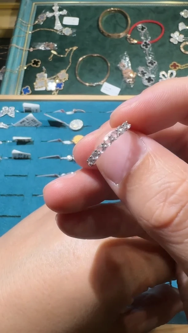 【闪购商品】钻石戒指18K金镶嵌70分排戒