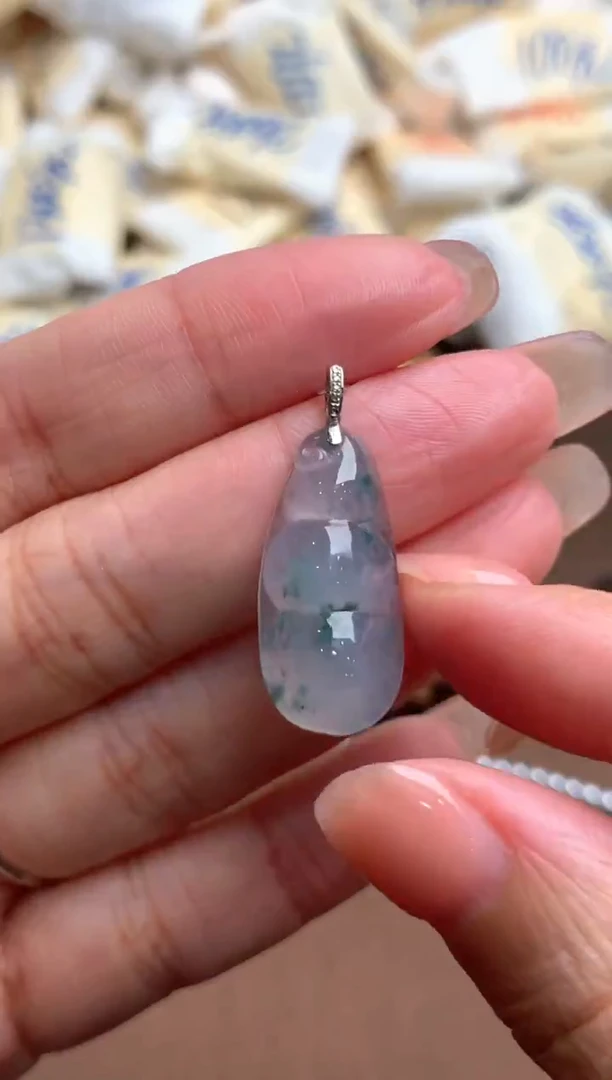 18K金镶嵌挂件翡翠一