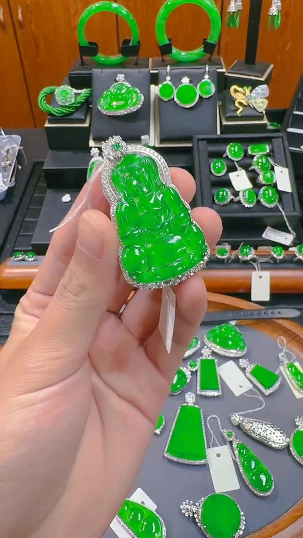 【闪购商品】翡翠吊坠(赠链)银S925镶嵌天然A货翡翠