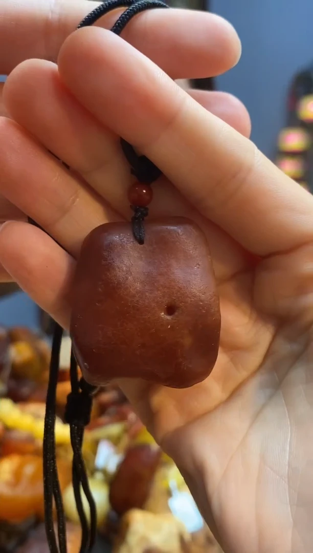 未镶嵌颈饰琥珀吊坠