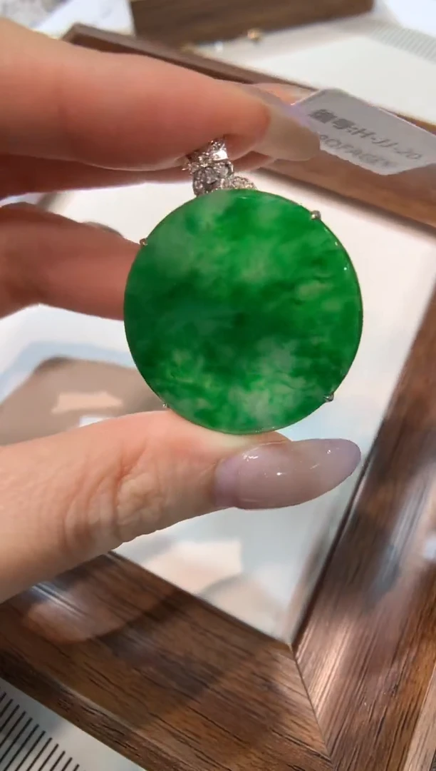 颈饰18K金镶嵌翡翠无事牌