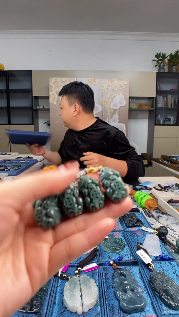 颈饰未镶嵌翡翠 多样性发其一