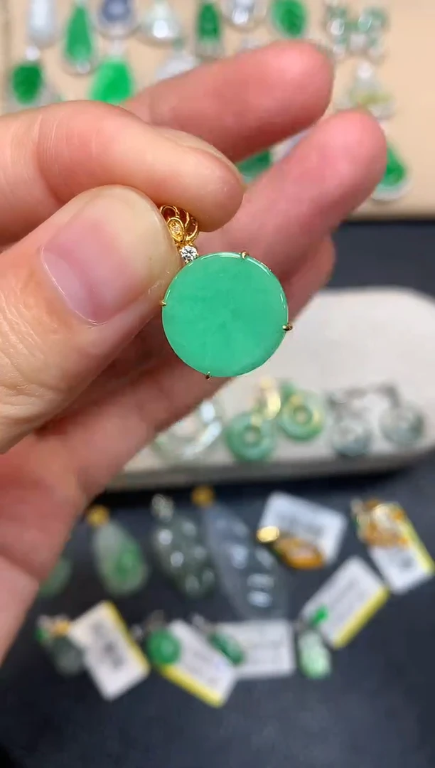 颈饰18K金镶嵌翡翠无事牌【无服务费