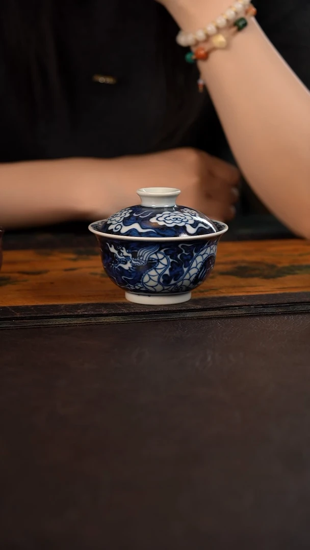 微瑕赏君蓝地龙纹盖碗