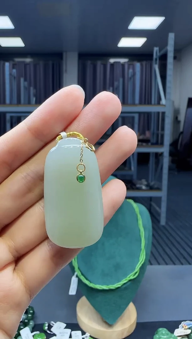 18K金镶嵌和田玉挂件1