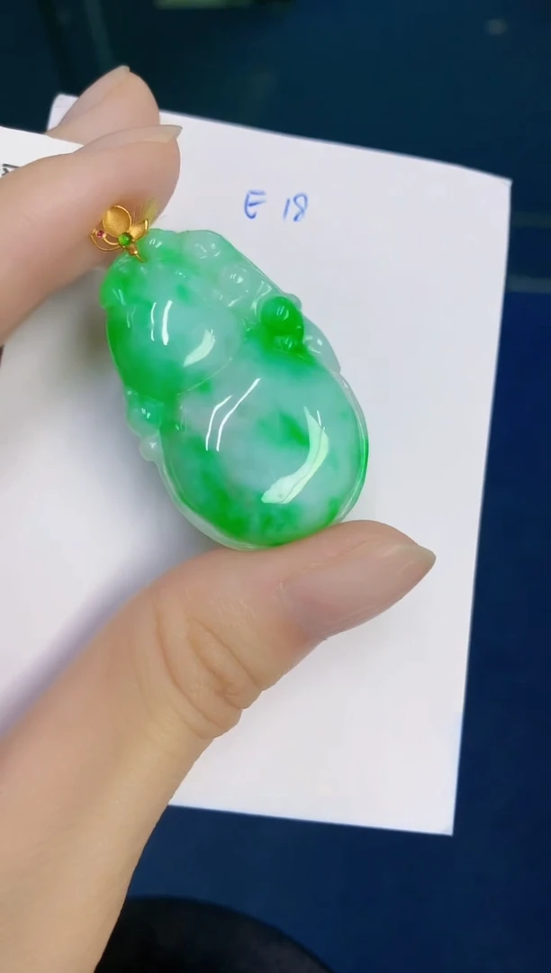 翡翠18K金镶嵌颈饰天然缅甸a货翡翠