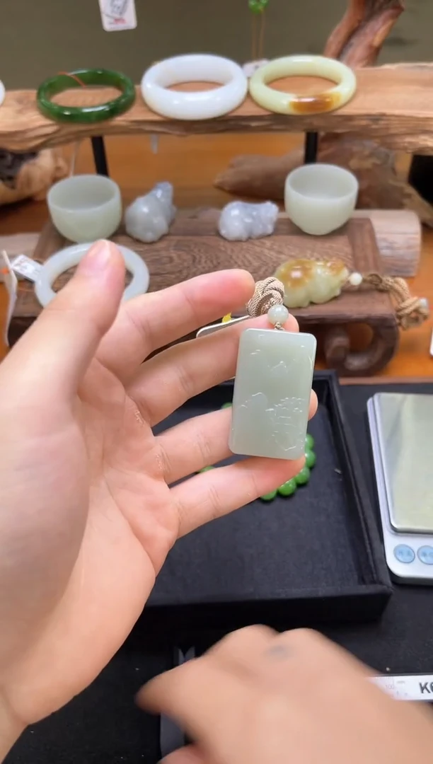 吊坠(不含链)未镶嵌和田玉且末青白 山水牌 60