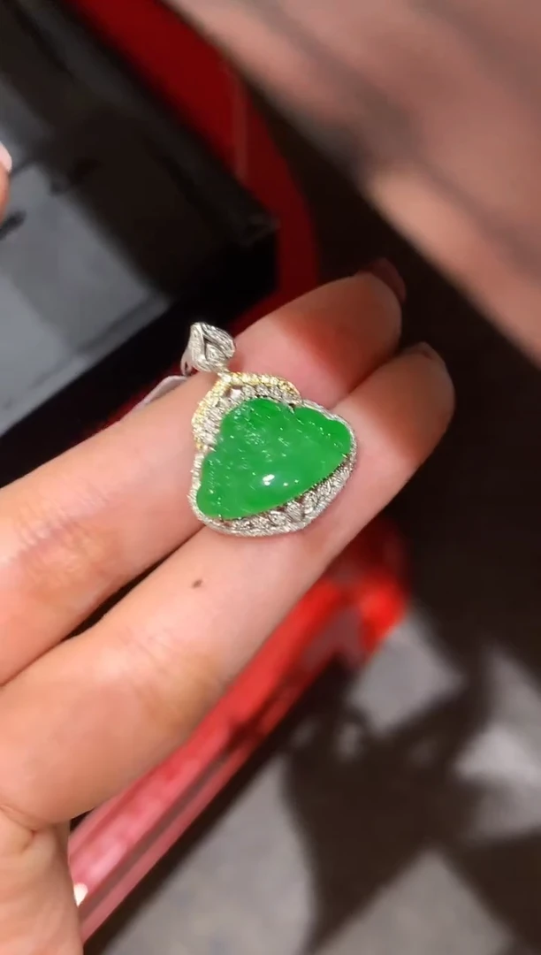 吊坠(不含链)18K金镶嵌翡翠多样性发其一