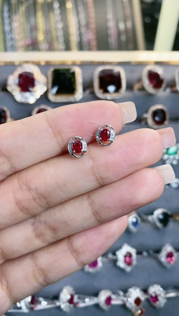 耳饰18K金镶嵌红宝石·