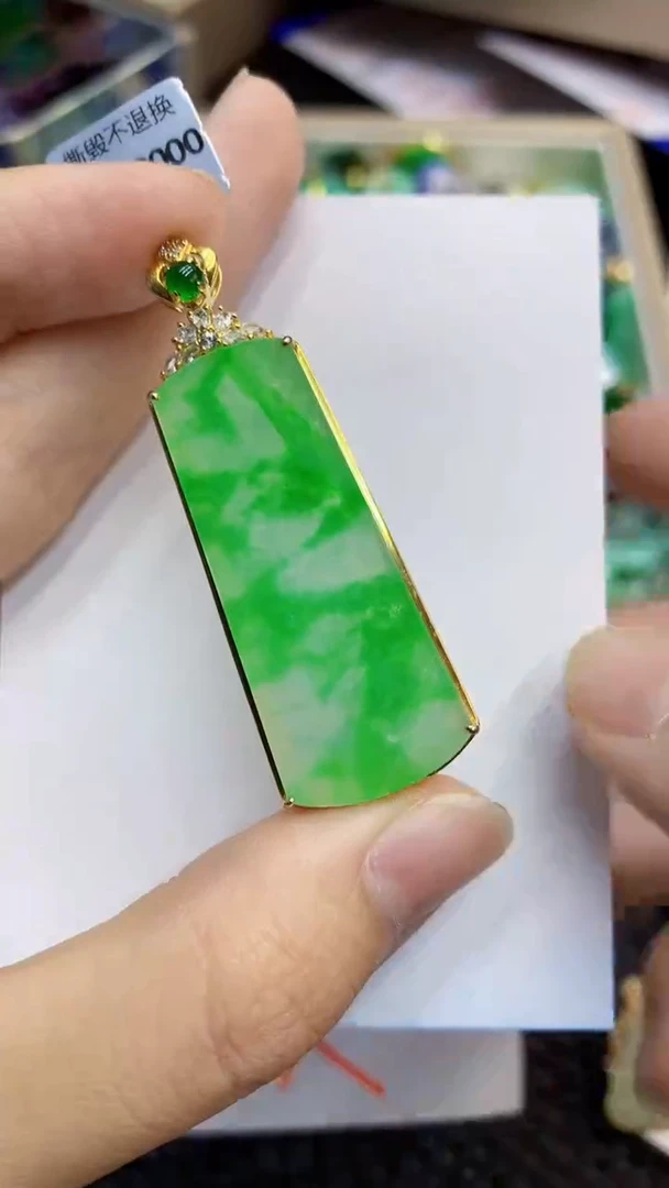 翡翠18K金镶嵌颈饰             1