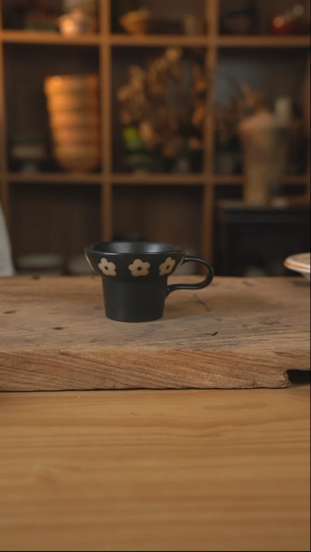 黑色雕刻小花花的大口咖啡杯