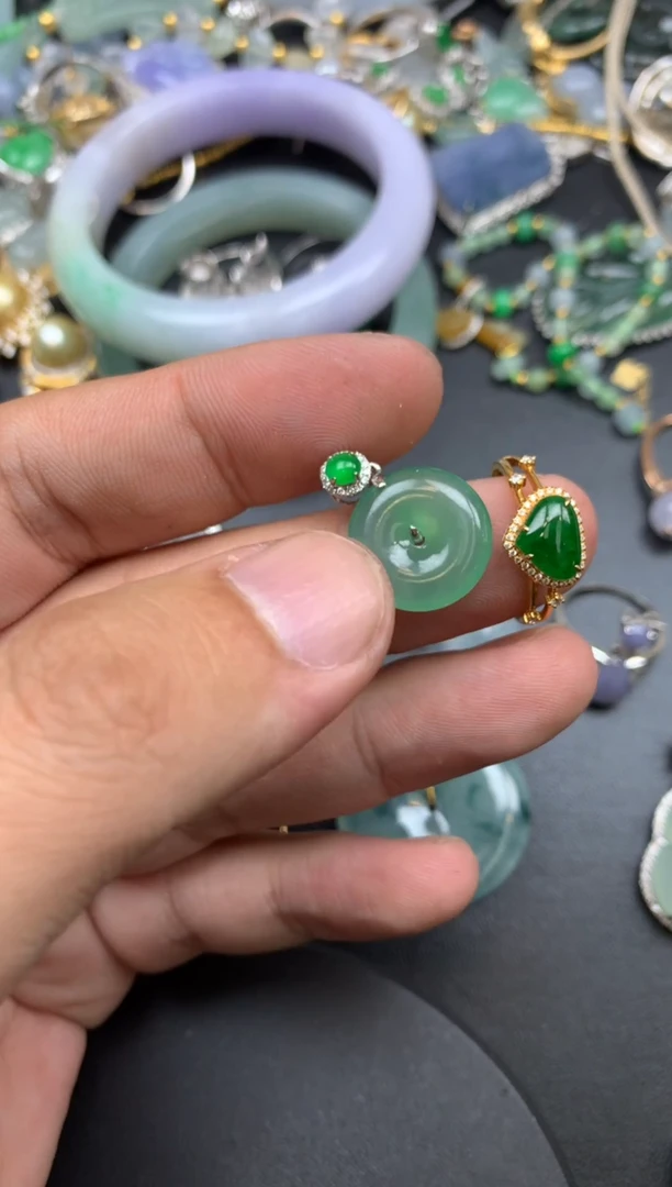 颈饰18K金镶嵌翡翠兔*轻烟暮雨戒指1600/鸡哥1900商品不退不换