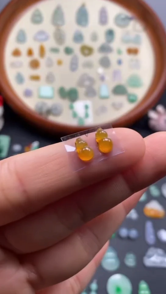 翡翠未镶嵌颈饰黄翡葫芦1对/芬