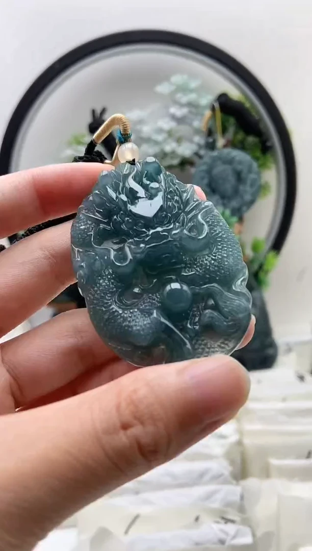 翡翠未镶嵌颈饰龙牌