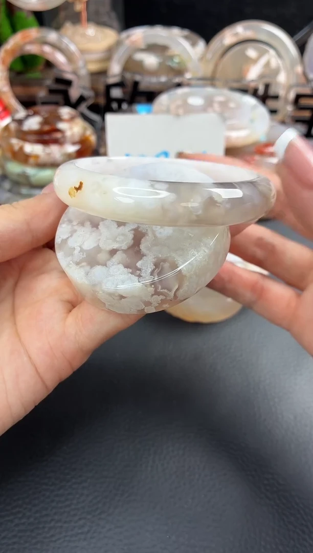 未镶嵌手镯（圆镯）石英质玉57