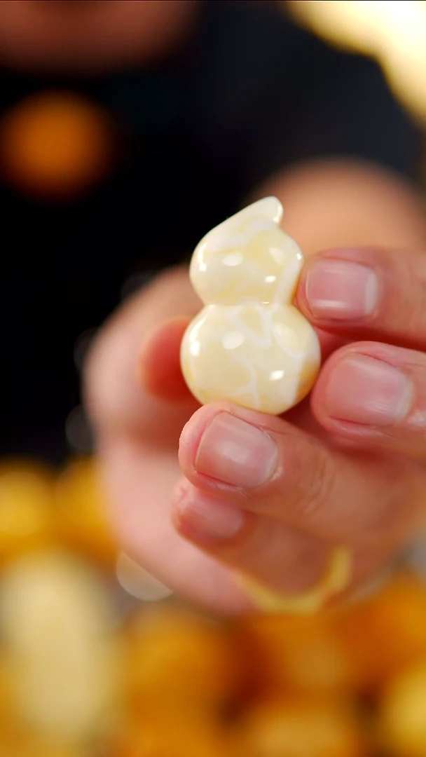 裸石琥珀未镶嵌瓷白花葫芦12.7