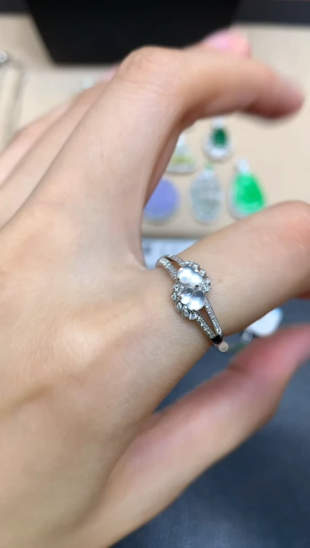 18K金镶嵌戒指翡翠福豆【无服务费