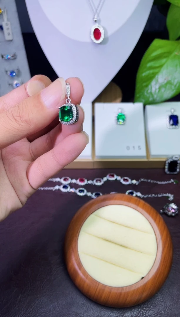 合金颈饰合成钻石绿宝吊坠
