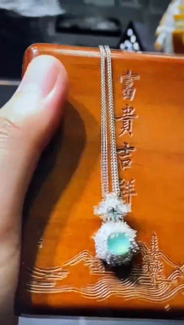 翡翠未镶嵌吊坠(不含链)多样性发货其一不含链