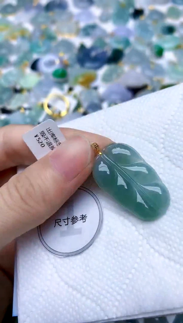 颈饰18K金镶嵌翡翠天然A货翡翠