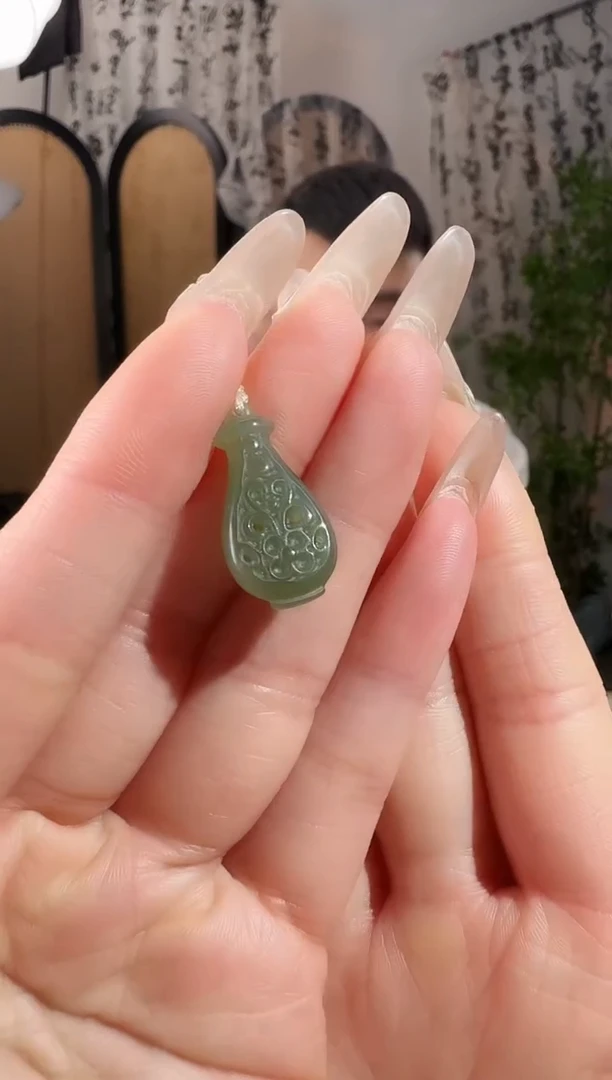 颈饰未镶嵌和田玉花瓶