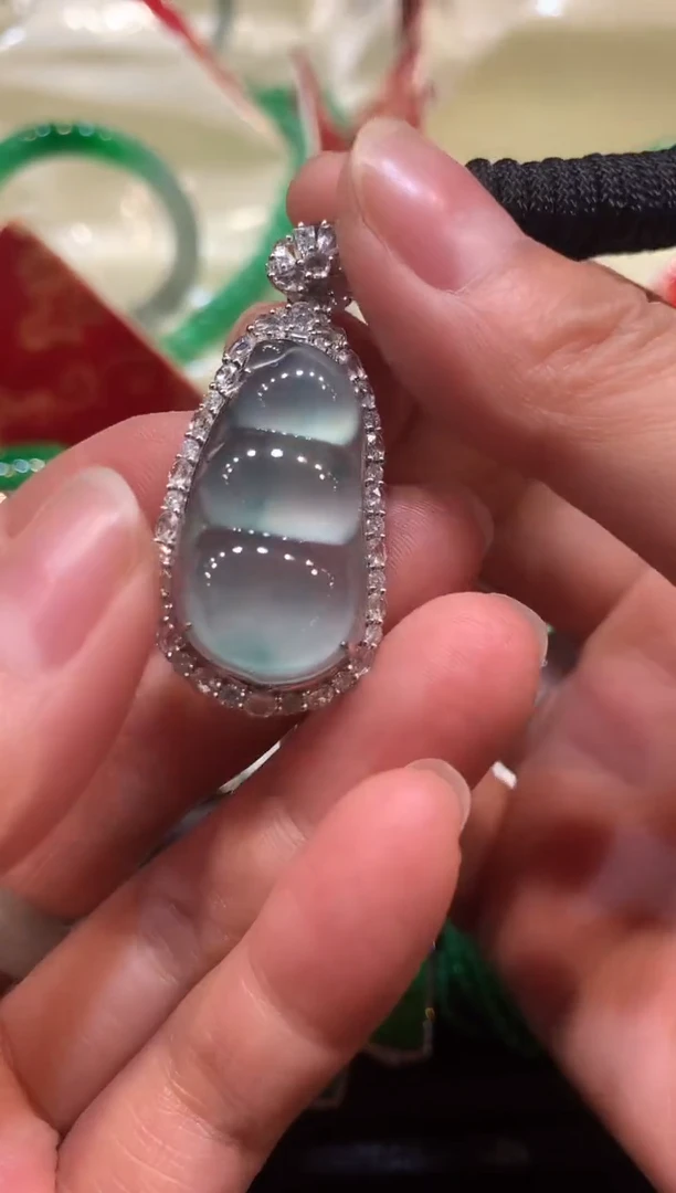 【闪购商品】翡翠吊坠(不含链)18K金镶嵌福豆 