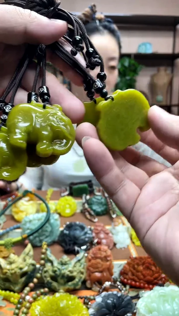 未镶嵌岫玉颈饰多样性发货发其中之一