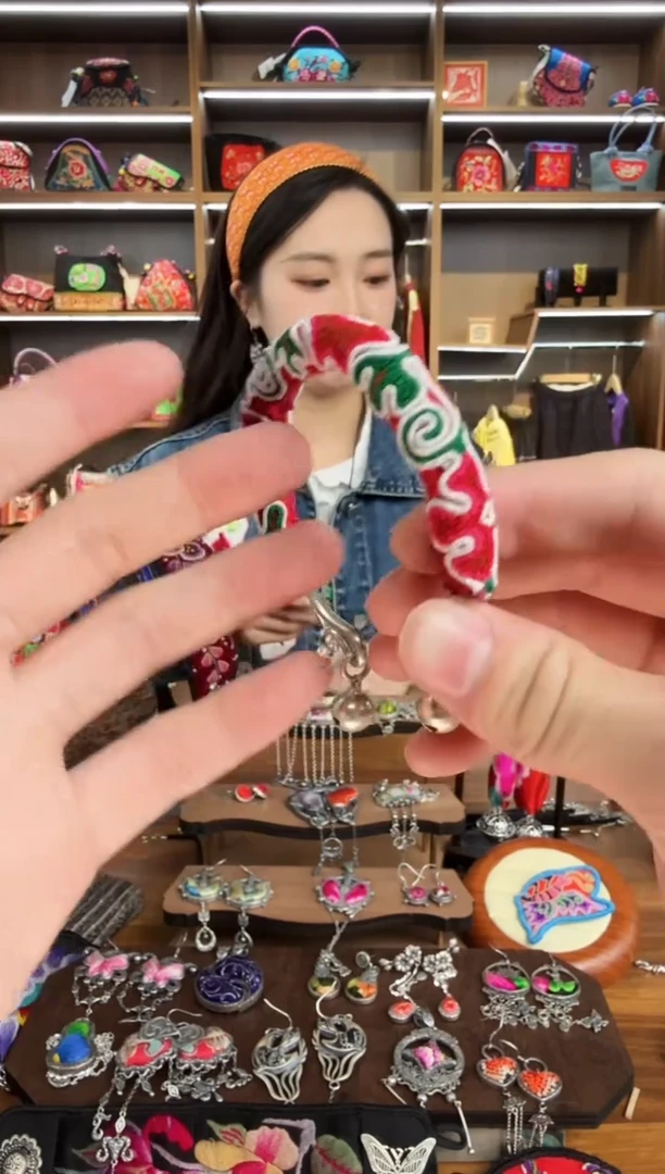 【闪购商品】织绣48蒙阿苏苗绣传承