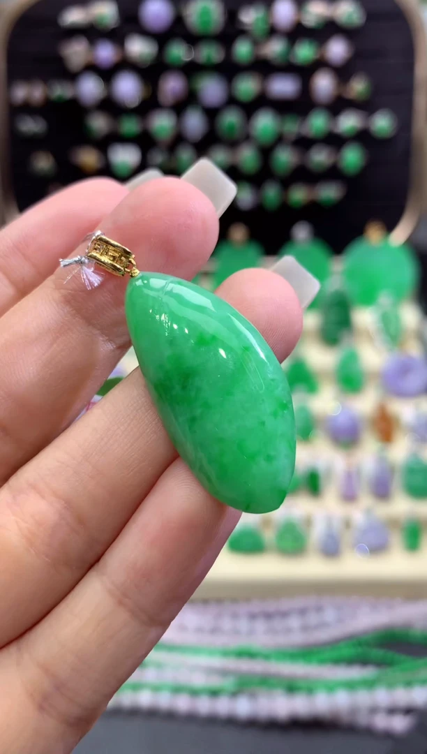 翡翠18K金镶嵌颈饰缅甸天然A货翡翠